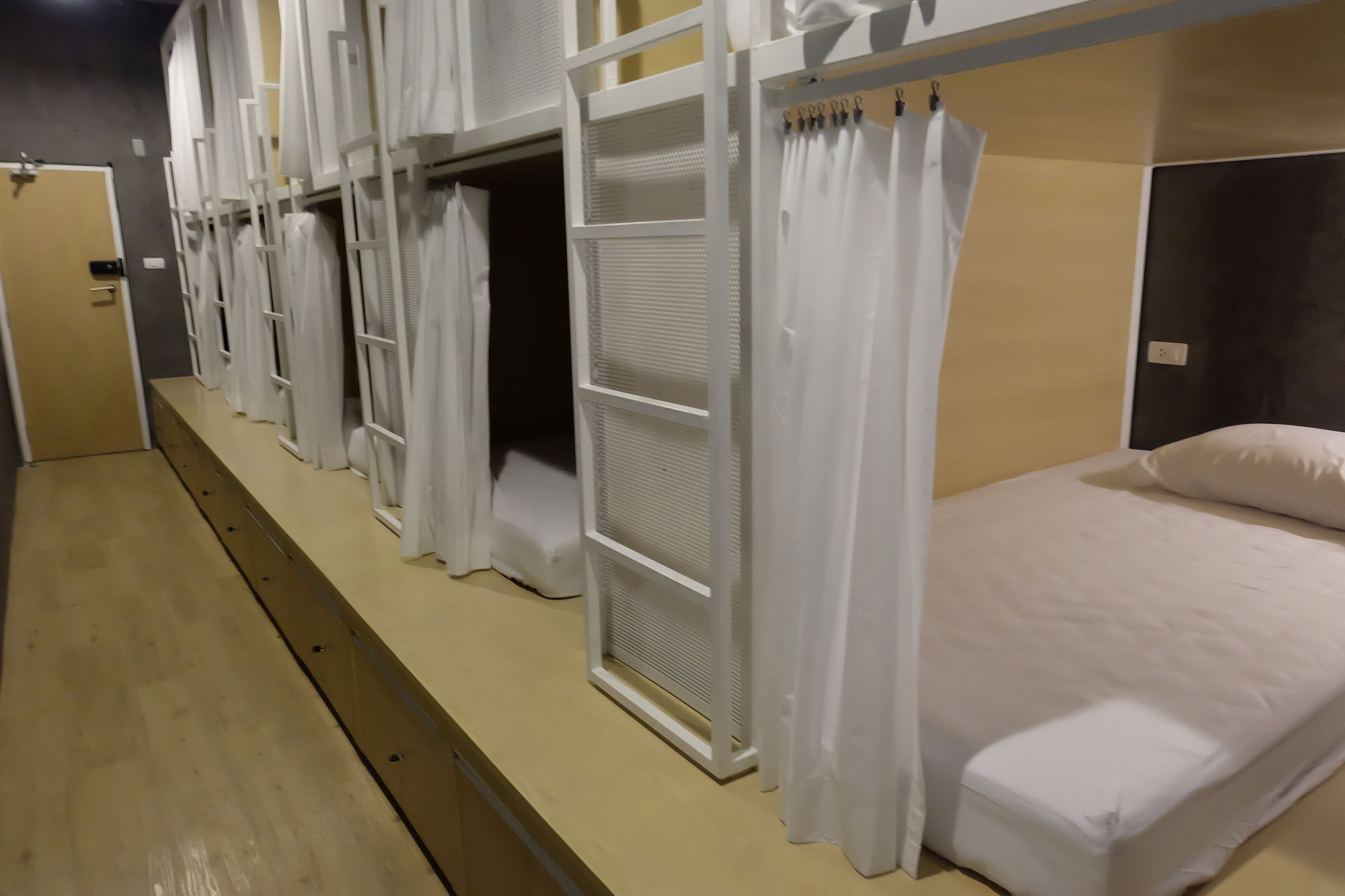 On The Bed Hostel Bangkok Bagian luar foto